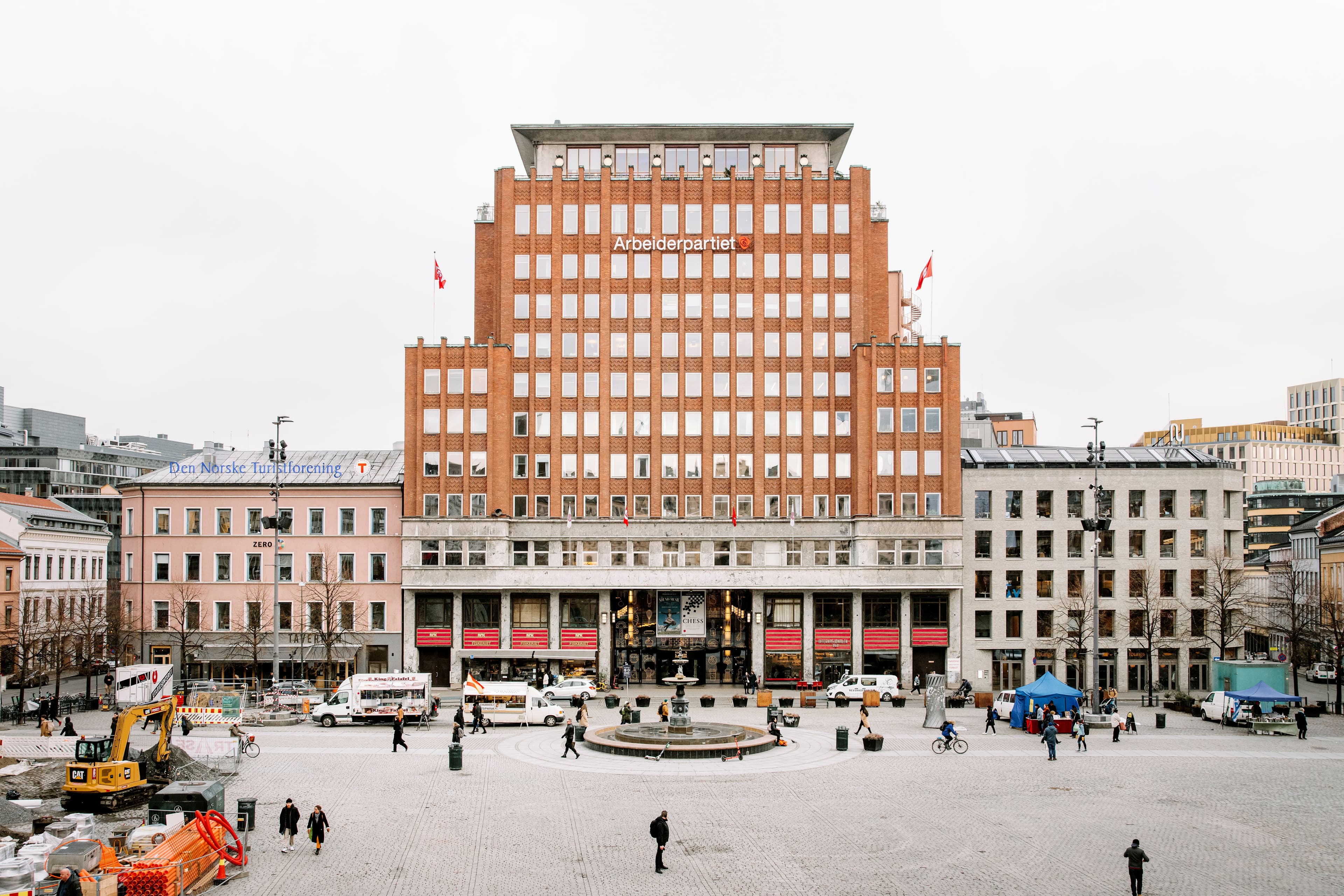Et bilde som viser Folketeaterbygningen på Youngstorget, hvor Rodeo arkitekter har sine kontorlokaler.