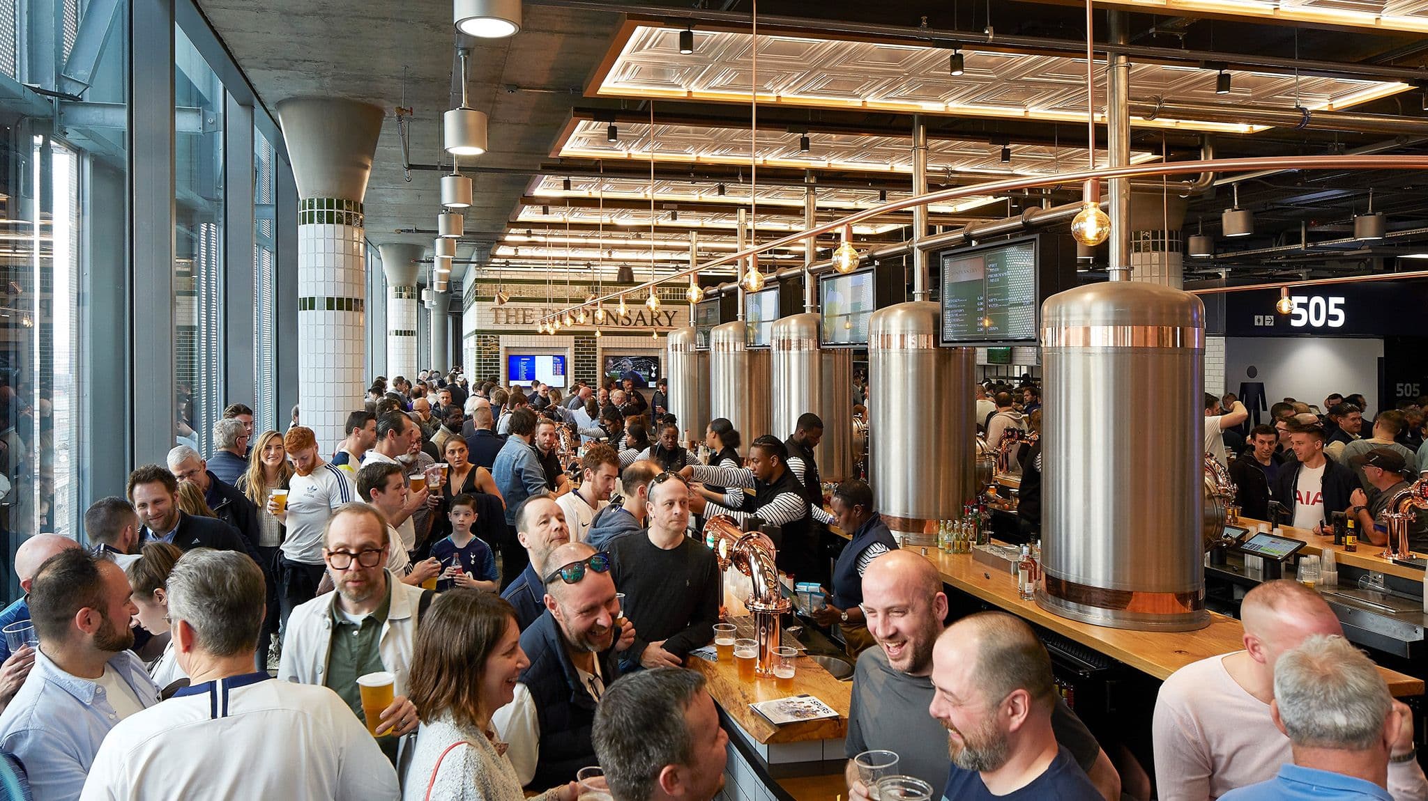 Oversiktsbilde fra baren The Dispensary i Tottenham Hotspur Stadium